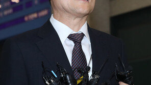 문무일 총장 귀국…“검찰 변화 필요, 기본권 빈틈은 안돼”