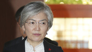 강경화, 美 폼페이오와 ‘北 단거리 발사체’ 전화협의