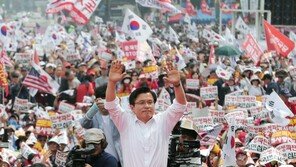 “단거리 미사일은 핵무기용”…한국당, 장외집회서 보수 결집