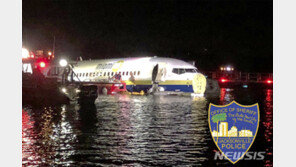 美 보잉737 군전세기, 활주로 이탈 강에 돌진…“사망자 없이 21명 부상”