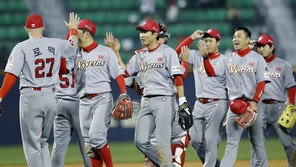 ‘홈런 3방’ SK, 롯데 완파…두산, LG 꺾고 3연승