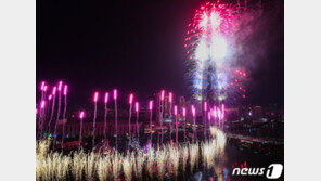 ‘평화의 불빛’ 쏜 롯데월드타워…‘GO, Together!’ 불꽃 쇼