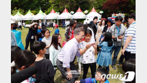 文대통령, 어린이날 선물은?…청와대로 200여명 초청