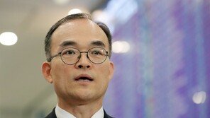 문무일, 황금연휴 대국민 입장발표 구상…어떤 선택할까