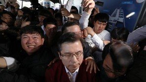 황교안 물세례, 김진태 쓰레기봉투…한국당에 뿔난 광주민심 왜?