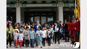 어린이들 맞은 文대통령 “대통령 되고 싶어?”…집무실 의자 앉히기도