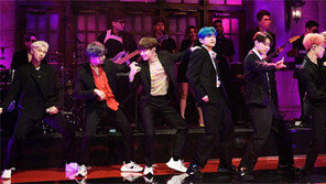 LA 로즈볼의 6만 ‘아미’, 한국말로 떼창