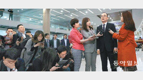 조기귀국한 문무일 “자리 탐한적 없어… 기본권 보호 빈틈 없어야”