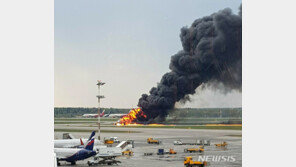 러시아 여객기, 화재로 비상착륙…최소 5명 부상