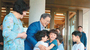 어린이들 맞는 文대통령