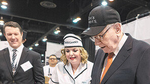 버핏, 아마존 주식 매입… “베이조스 피 수혈받겠다”