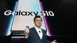 출시연기 됐어도…갤럭시 폴드, 여전히 폰시장 ‘기대주’