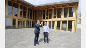 기와 닮은 회색 지붕, 목재 대들보, 넓은 마당…한옥 재해석한 스위스대사관