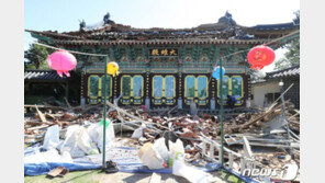 제주 월정사 지붕 보수공사 중 철제 구조물 붕괴…근로자 4명 중상