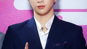 [내가 왜 떴게?] 세상에서 가장 아름다운 전광판…강다니엘, 포스트잇