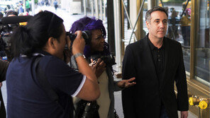 트럼프 배신한 집사 변호사 코언, 선고후 5개월만에 입감