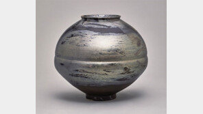 대형 달항아리-3차원 회화… 흑자 도예가 김시영 개인전