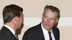 라이트하이저 “中, 무역협상 약속서 후퇴…용납 못해”