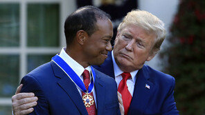 우즈, 美 최고 영예 ‘자유 훈장’…트럼프 “가장 위대한 스포츠인”