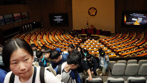 일하는 모습 보러 왔는데…텅 빈 국회 본회의장 떠나는 학생들