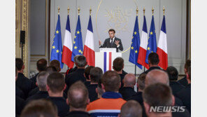 ‘노트르담 영웅’인 줄 알았더니…파리 소방관 6명 성폭행 연루