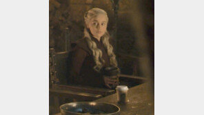 중세시대에 커피가? ‘왕좌의 게임’ 실수에 스타벅스 공짜 PPL 행운