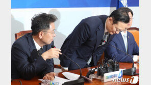 “나부터 조사받겠다” 원내대표 물러나는 홍영표, 자기평가 점수 질문엔…