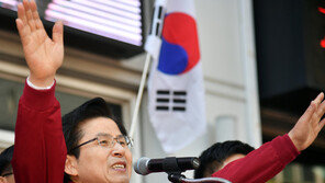 황교안 민생투쟁 대장정 시작… “한국당이 뭉쳐야” 시민 얘기에 눈시울 붉혀