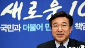 윤호중, 심재철에 “40년이 되도록 인간다운 길 마다한다”