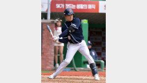 두산 김대한 팔꿈치 통증으로 1군 말소, 정진호 등록