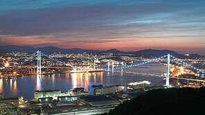 울산대교, 일부 통제…여성 2명, 투신 소동