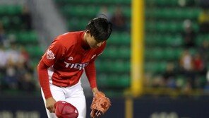 KIA 강이준, 김재호 사구 후 한참 기다려 꾸벅…관중석에선 박수