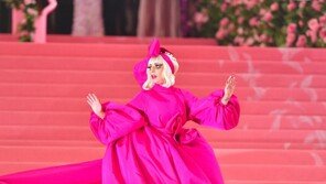 레이디 가가, 역시 파격의 아이콘…거대 드레스서 속옷 퍼포먼스까지 ‘멧 갈라’에 여신 강림