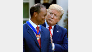 우즈 ‘자유 메달’ 받아… 골퍼로는 4번째