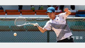 공에 눈 맞고도 투혼… 4년 만에 환호