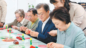 카네이션 만드는 文대통령 부부