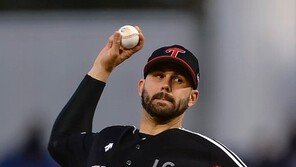 LG 켈리의 MLB급 글러브 토스, 5월 첫째 주 ‘ADT캡스플레이’ 선정