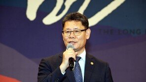 김연철 통일장관 ‘첫 방북’…北 임시소장대리 등 영접