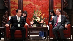 ‘퇴원 직후 방중’ 文의장, 회담장서 넘어져…“컨디션 저하”