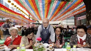 [퇴근길 한 컷] “어르신들께 한끼 드려야죠” 앞치마 한 스님