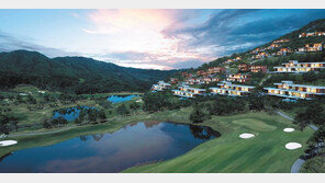 거실에 벽난로, 넓은 테라스 갖춘 빌라… 횡성 페어웨이 빌라 히든힐스