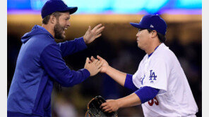 류현진의 어버이날 선물… 6년만의 완봉승