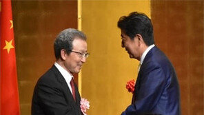 中대사 극진히 환송한 日… 아베가 축사, 정재계 1000명 몰려