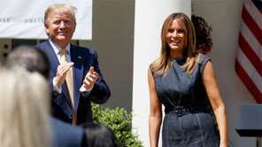 “트럼프, 이달말 訪日때 아베와 함께 자위대 호위함 오를듯”