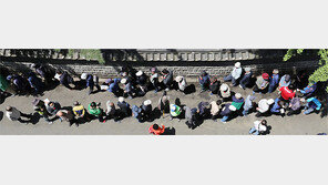 따뜻한 밥한끼 기다림… 어버이날 무료급식 행렬