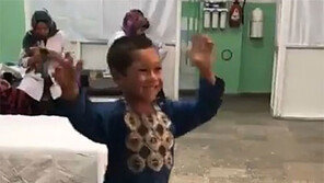 지구촌 울린 아프간 5세 소년 ‘의족 댄스’