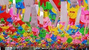 연등으로 덮인 사찰