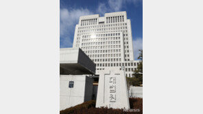 “목사 인정 못해” 교회 예배때 강단서 이불 덮고 취침…대법 “유죄”