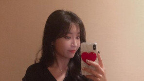 ‘이완의 그녀’ 이보미, 휴대전화 케이스에도 ‘♥’…눈길