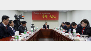 한국당 초·재선 “北 식량지원, 수염 당기는 손자에 상 주는 격”